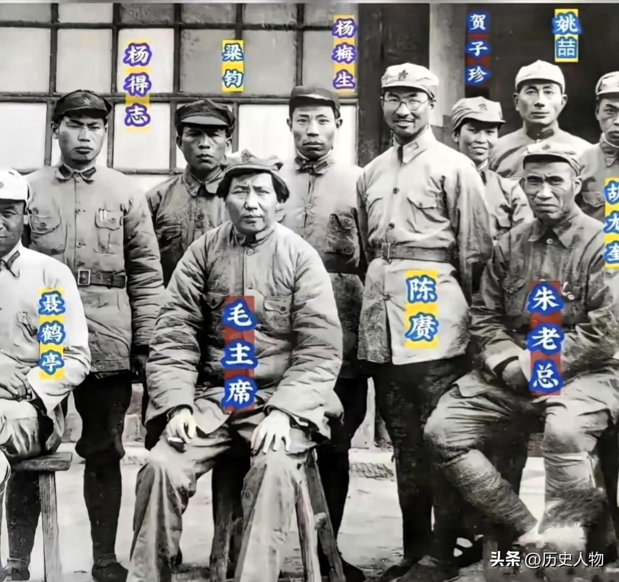 1936年，刚到陕北不久的伟人。
他满面愁容，此刻是革命最艰难时。