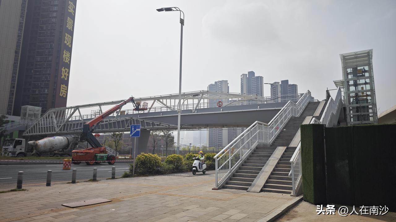 凤凰大道的这个天桥在加盖了！记得没错的话这个天桥不是早就启用了吗？还是我记忆穿越