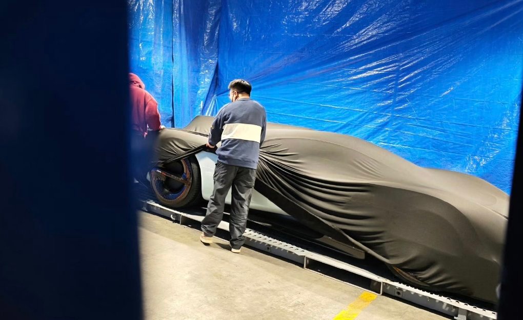 海外曝光小米神秘新车虽然盖着布，但是这个线条，这车子感觉确实会很霸气。超跑的轮廓