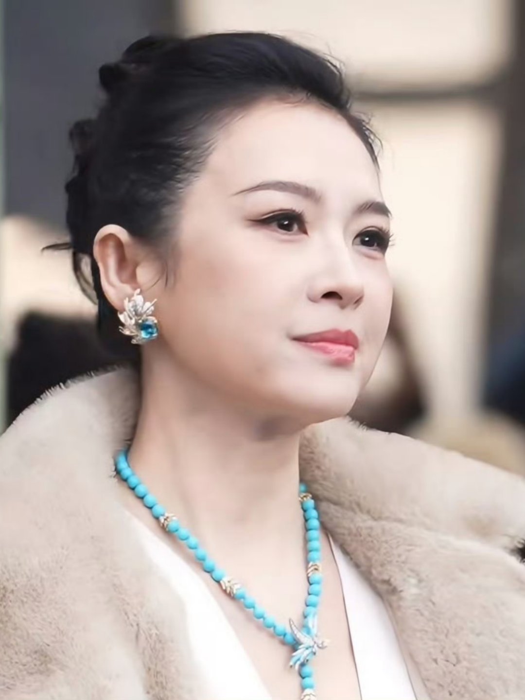 章子怡的脸 据消息，“三金影后”章子怡为新戏增重了20斤，在公众场合显得脸颊饱满