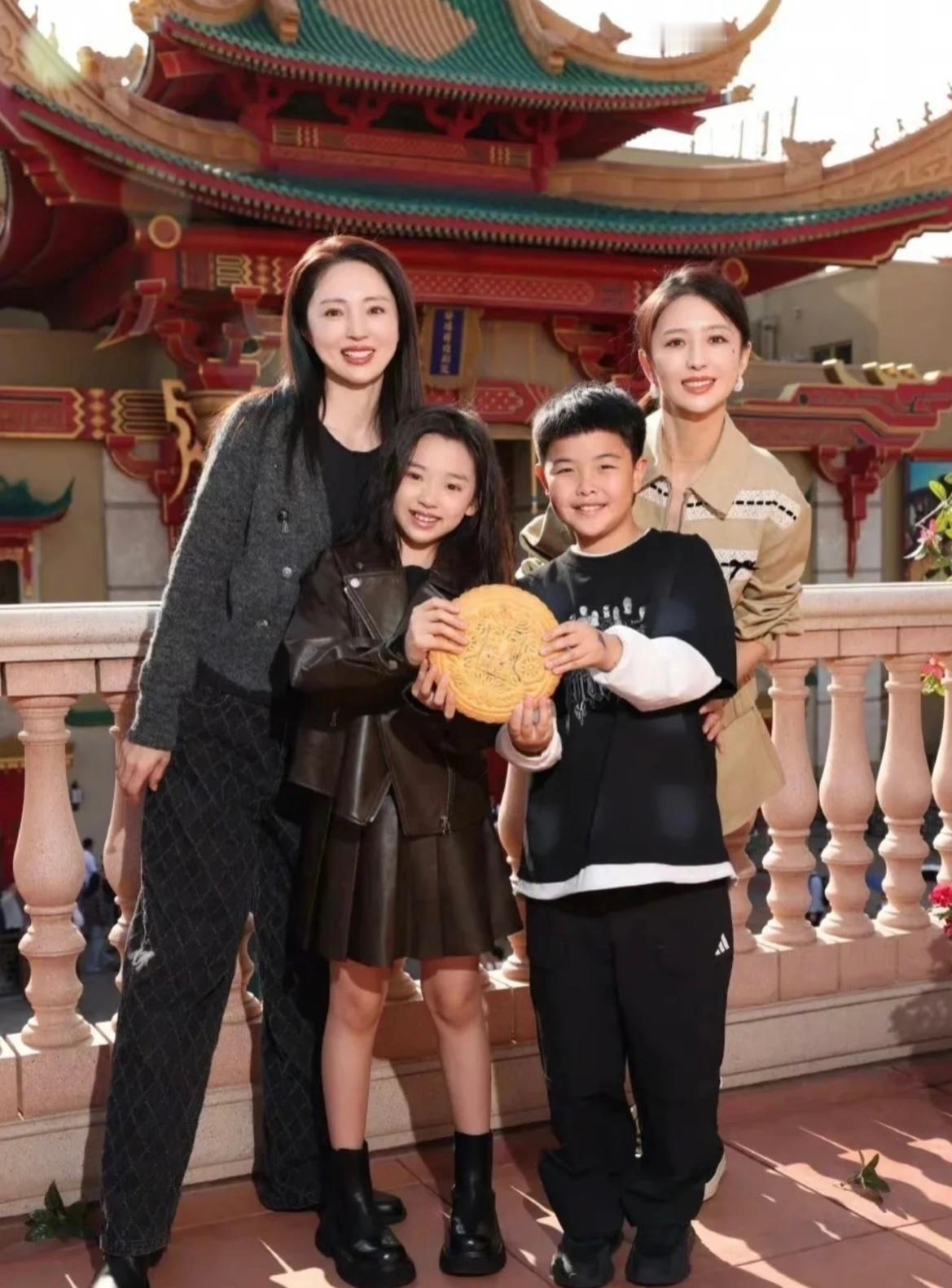 佟丽娅回应参加董璇婚礼的表情哈哈哈我感觉如果有什么旅游综艺真的要请她们俩！感觉会
