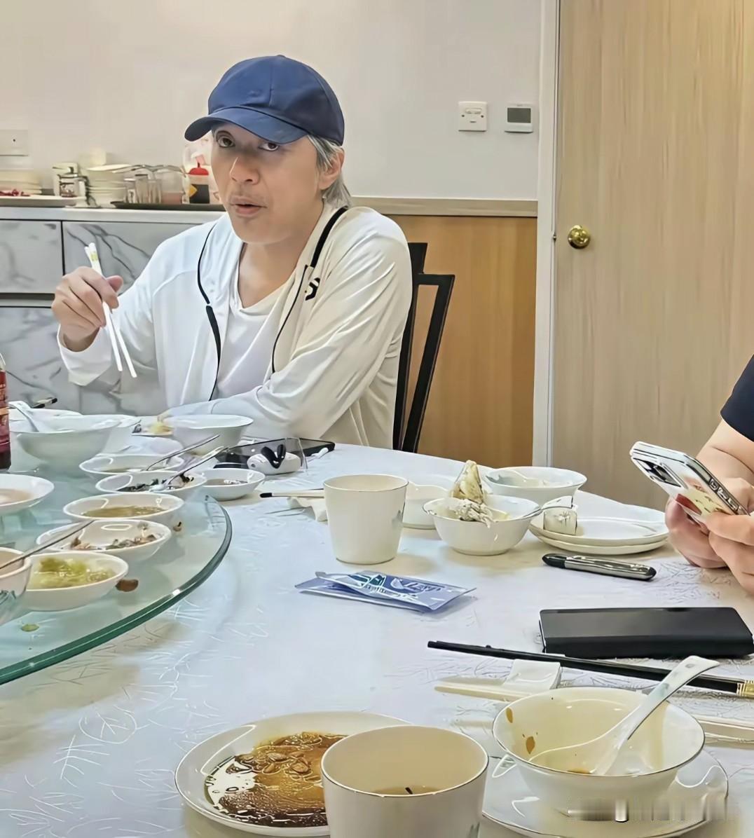 难怪周星驰不为了工作一般不出去应酬的，和工作人员聚餐，别人要不喝红酒，要不喝白酒