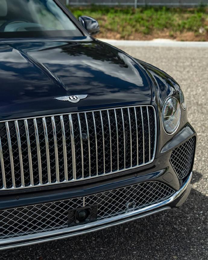 宾利 Bentayga EWB Azure 这款车，外观呈现出深邃迷人的蓝宝石色
