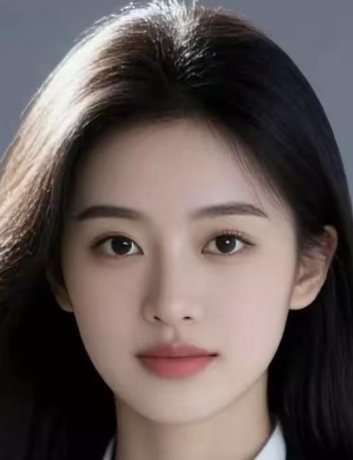 她性情文静温婉，眉眼清秀干净。没有张扬的姿态，自带一份安然恬淡。眉目清雅柔和，气