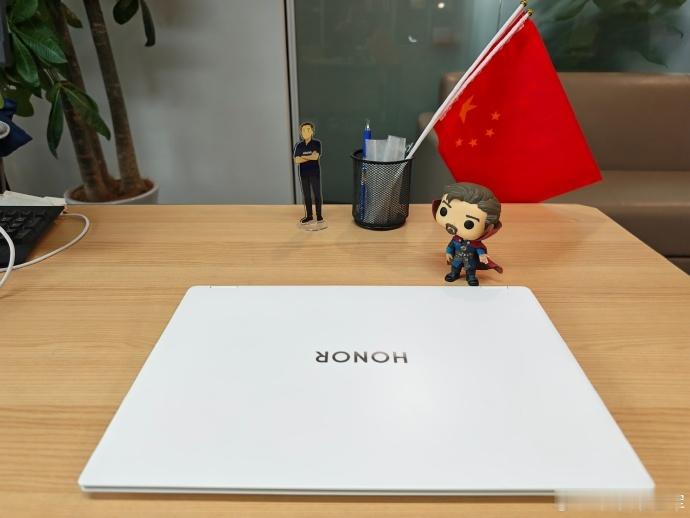 荣耀PC的UI新界面，色彩战士。顶部状态栏，向着MacOS方向去了。这个白色的机