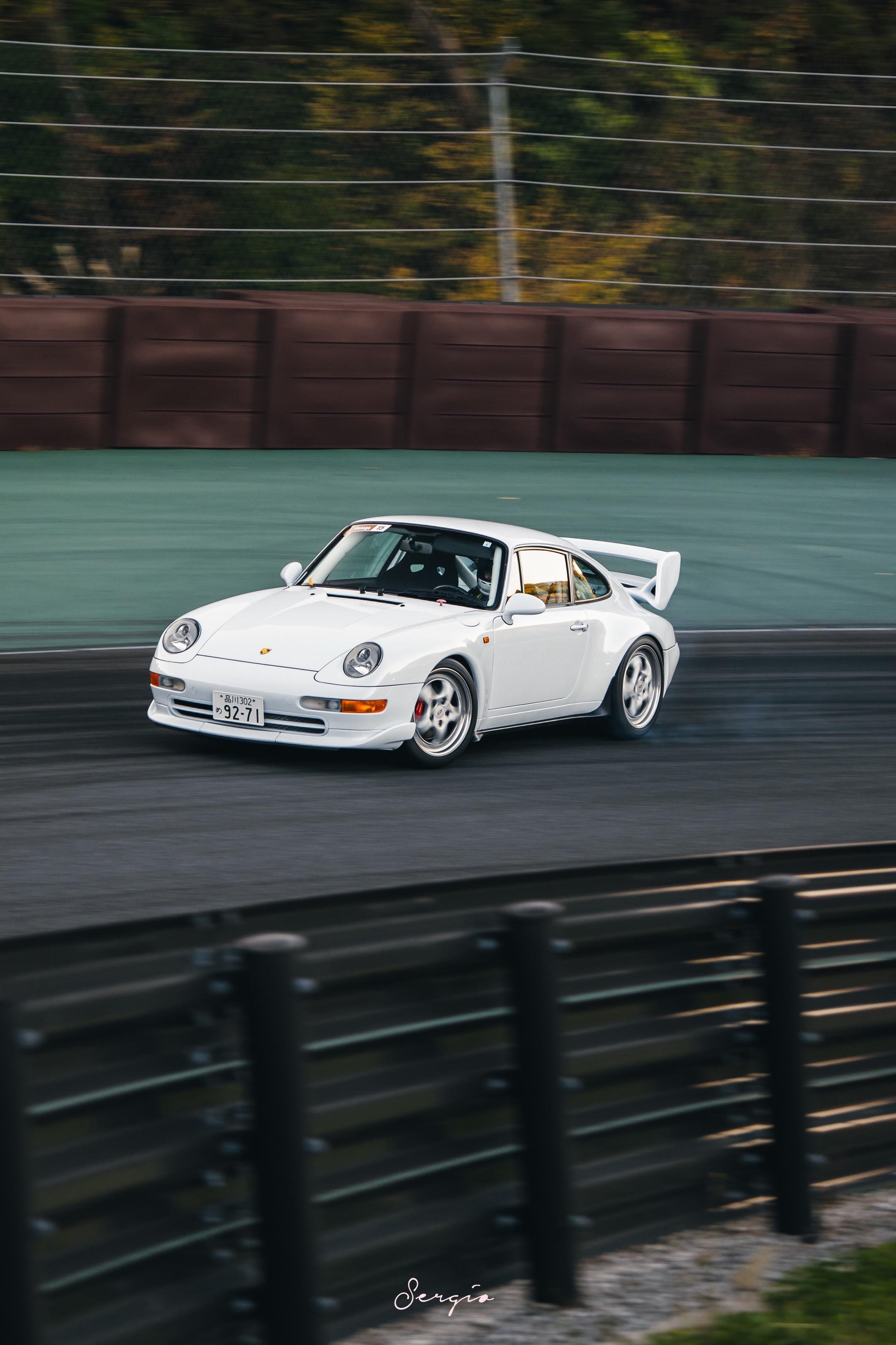 滑起来的风冷波子。用993 Carrera RS漂移真是很舍得了，观赏性也是十足