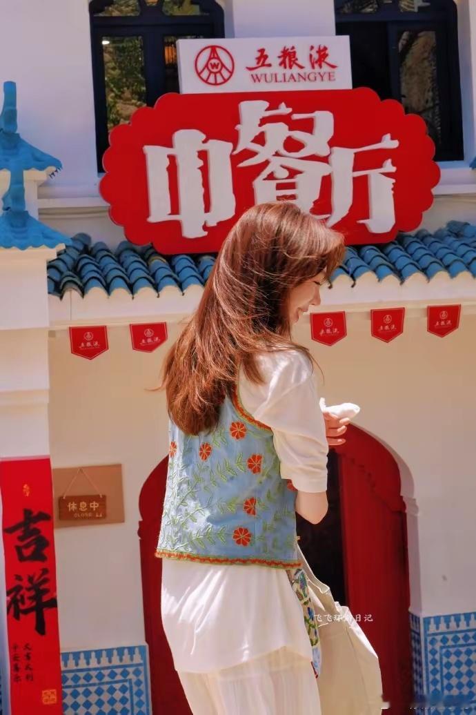 姜妍带火了一种穿搭叫“白T+白裙+平底鞋”，穿衣显腰，配色大方 ​ ​​​