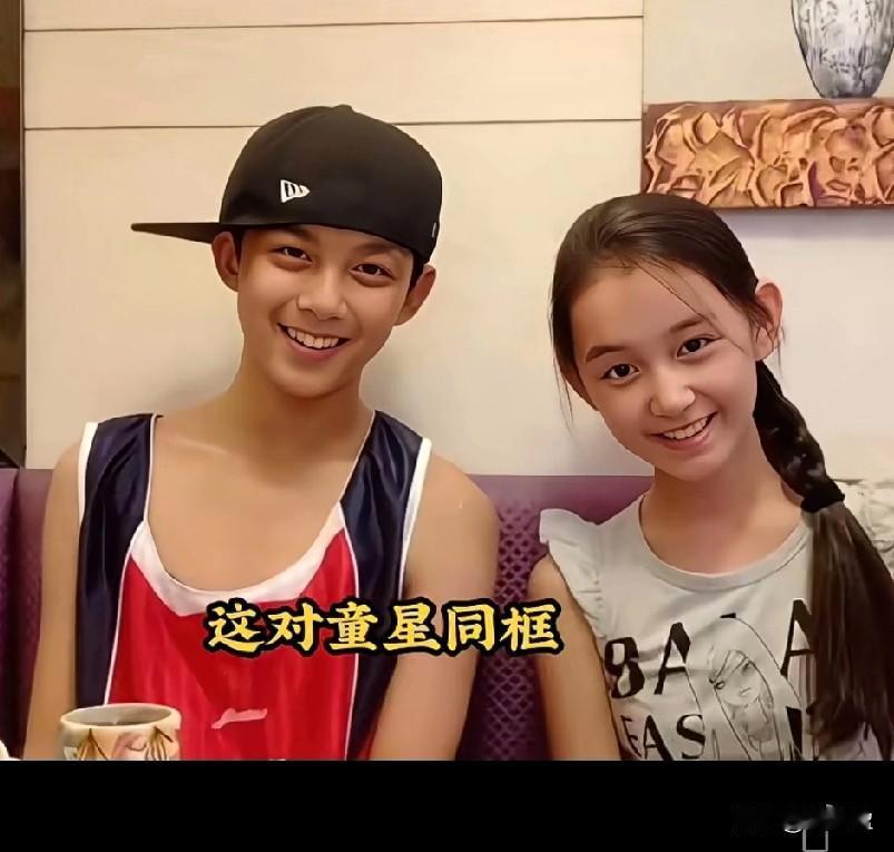 餐厅里这对童星同框
棒球帽少年笑起来超甜，
麻花辫少女灵气十足，
你能一眼认出他