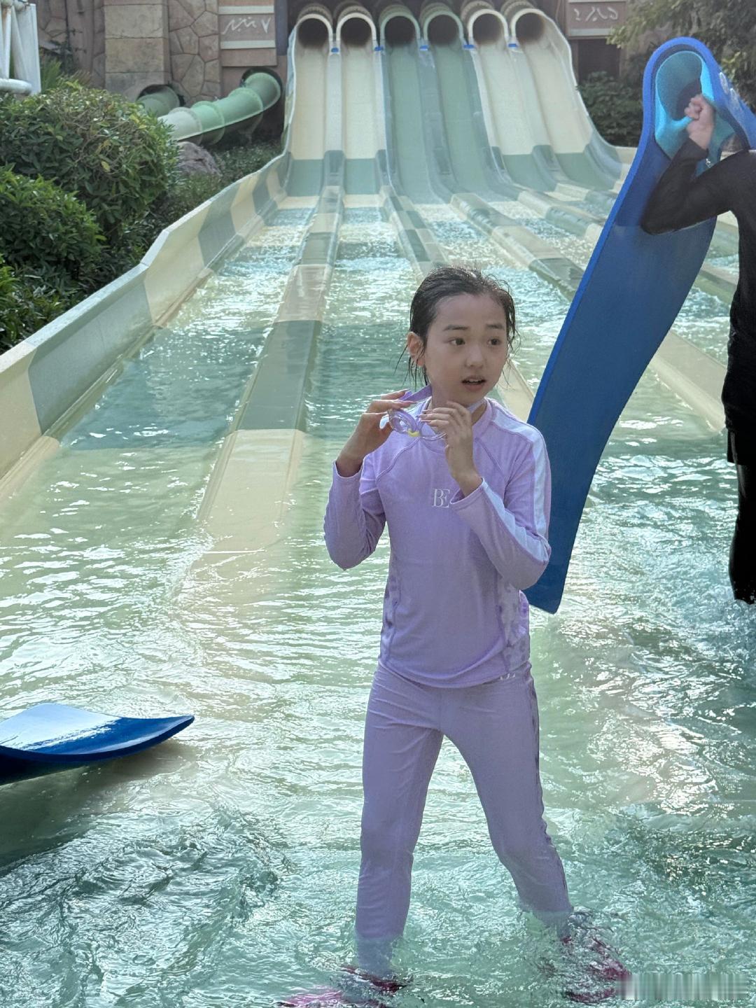 亚特兰蒂斯偶遇董璇张维伊小酒窝董璇张维伊带小酒窝水世界玩水 2月12日，有网友在