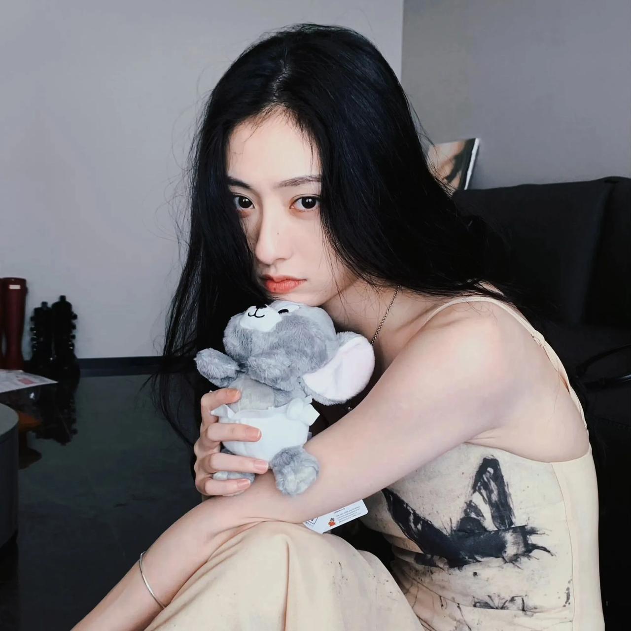 给婚外情男人一个“铁律忠告”：
如果她已经15 天没主动跟你联系，每天的信息都是