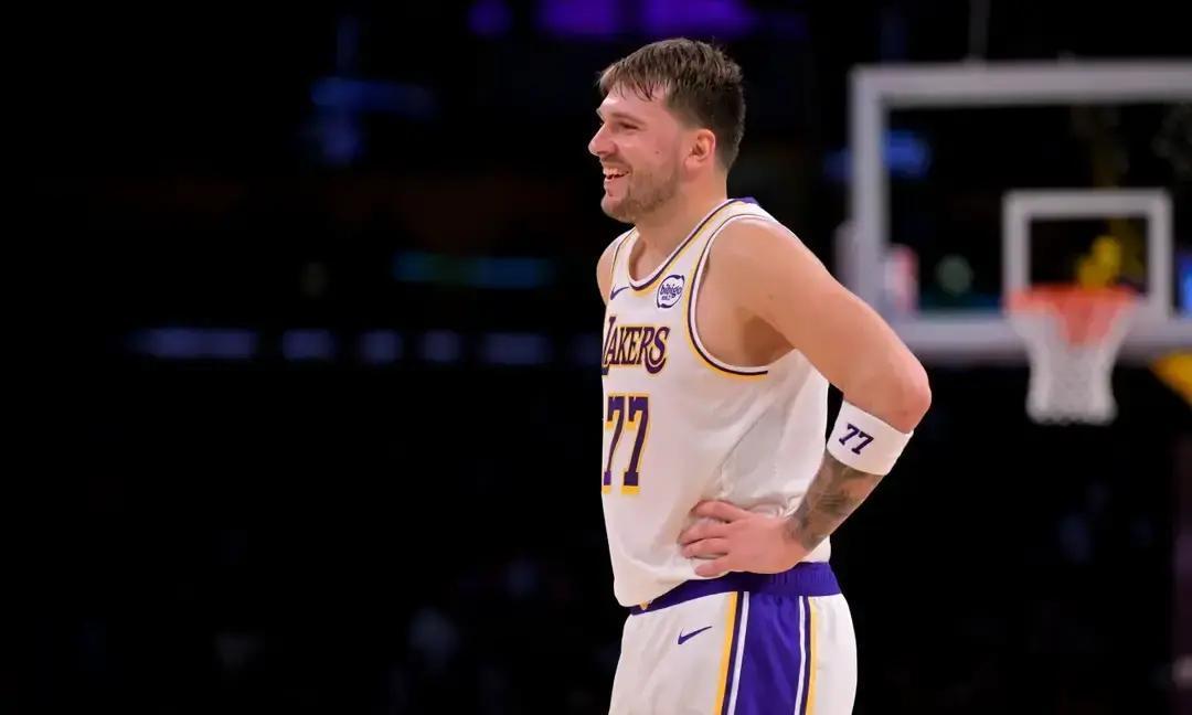 湖人今晚稳了？
 
坎宁安膝盖疼，可能不打。活塞外线瞬间断档，湖人正好拿他们试刀