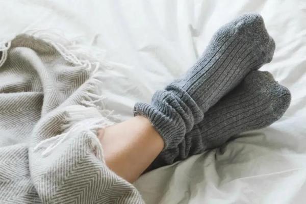 为什么说穿袜子睡觉是最实用的补阳方法？中医为你解密
在现代生活的快节奏中，人们越