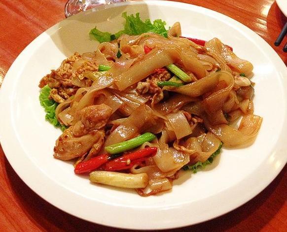 分享我这周有趣的事：曼谷街头的烟火气，多半藏在小摊的咕嘟声里。泰式炒河粉摊主手腕