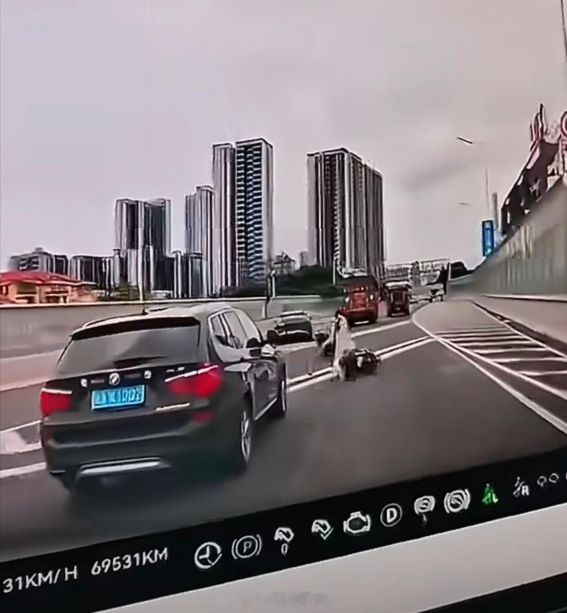 一家三口上高架引争议 两轮车上高架这是害人害己啊，宝马车主飞来横祸，完全没有操作