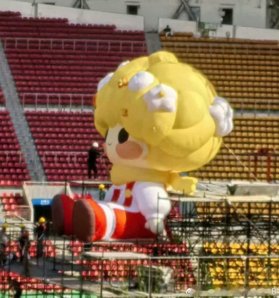 虽然距离时团演唱会还有一个星期，但是我们米爆娃已经来赴约了谁懂这个米爆娃坐在舞台