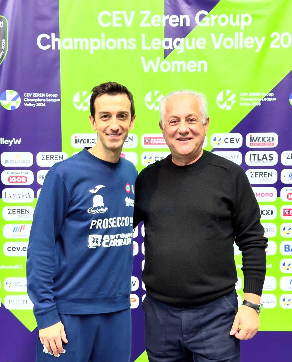 意大利女排主帅贝拉斯科到访科内利亚诺，他与桑塔雷利合影，随后与几位意大利的国手进