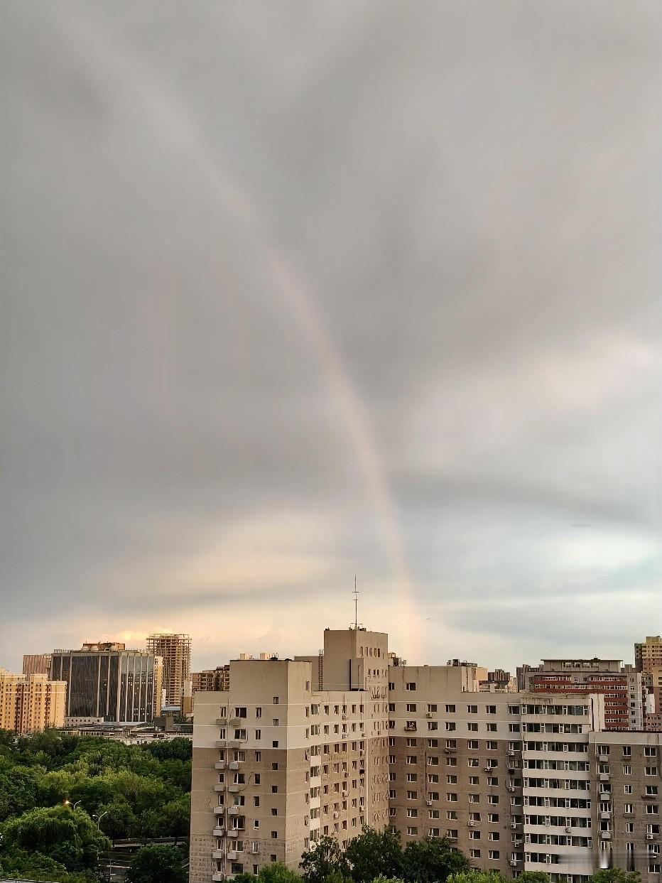 ＃彩虹＃
一场冰雹雨过后，天气陡然转凉。
傍晚19点20分，我伫立在阳台，抬眼仰