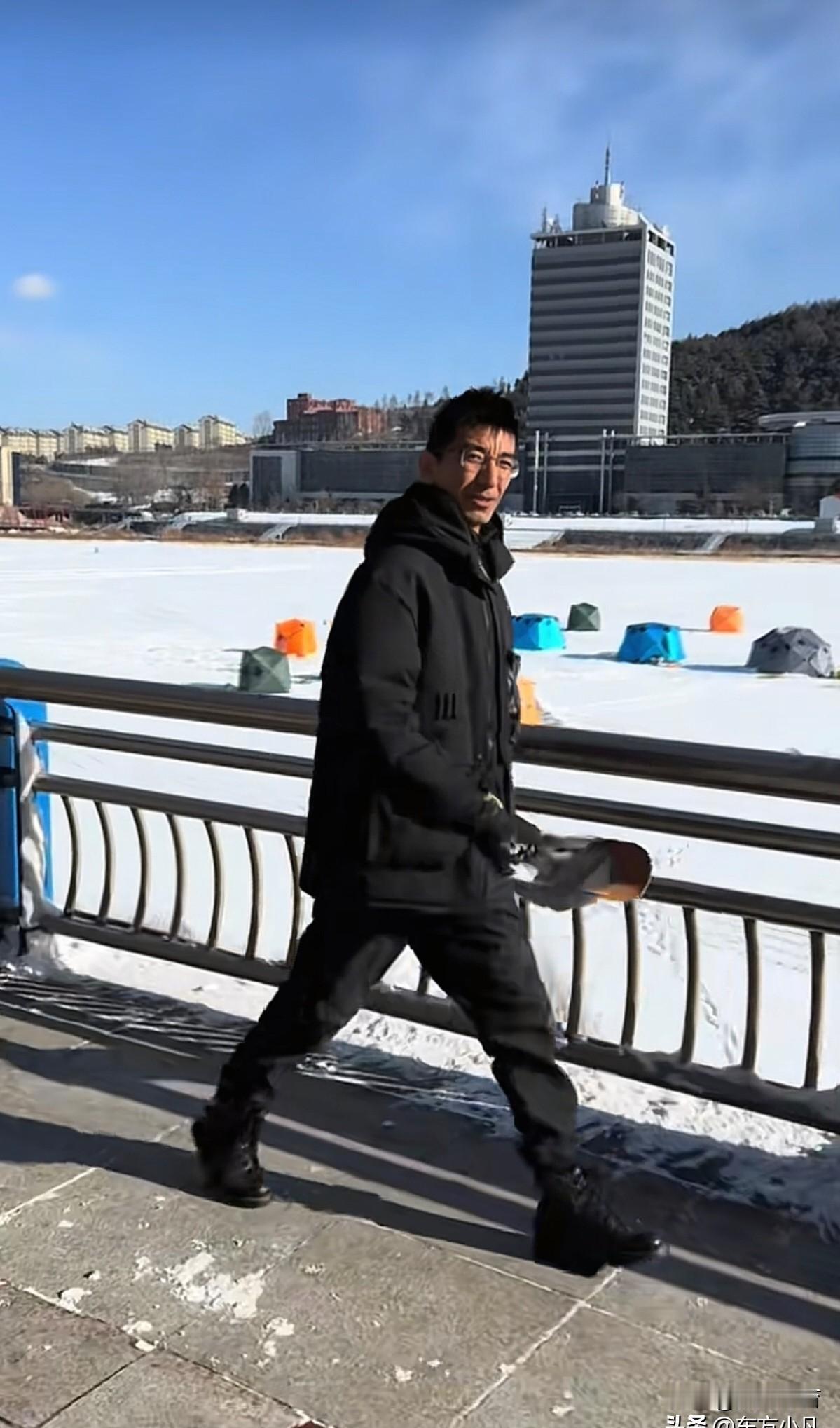 创始人离开，从来不是坠落，而是撕掉标签的开始。
东方小孙的账号，一夜之间只剩“孙