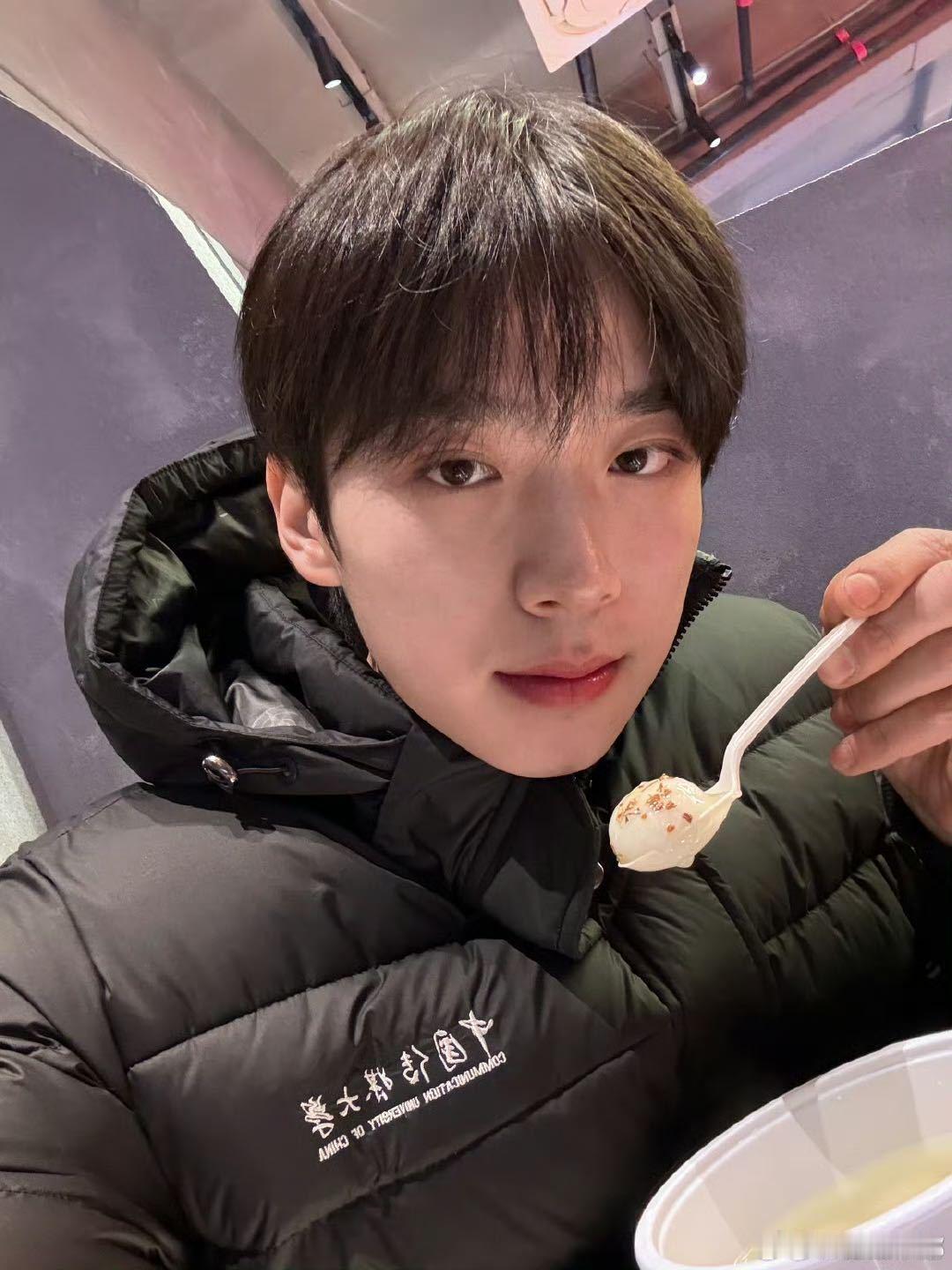 张嘉元说怎么看不起中国传媒大学  张嘉元在节目中身穿中传校服，面对质疑，他坚定地