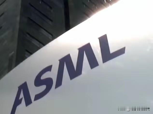就在昨天，荷兰光刻机巨头阿斯麦突然放出一个重磅炸弹，直接让全网炸锅，CEO克里斯
