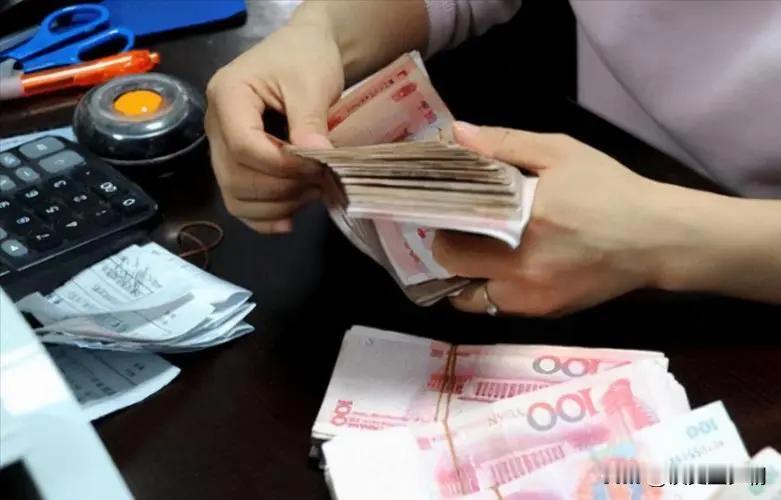 下午到银行存71000块钱，我没看存款单，到家后我才看了一眼，发现金额写成了17