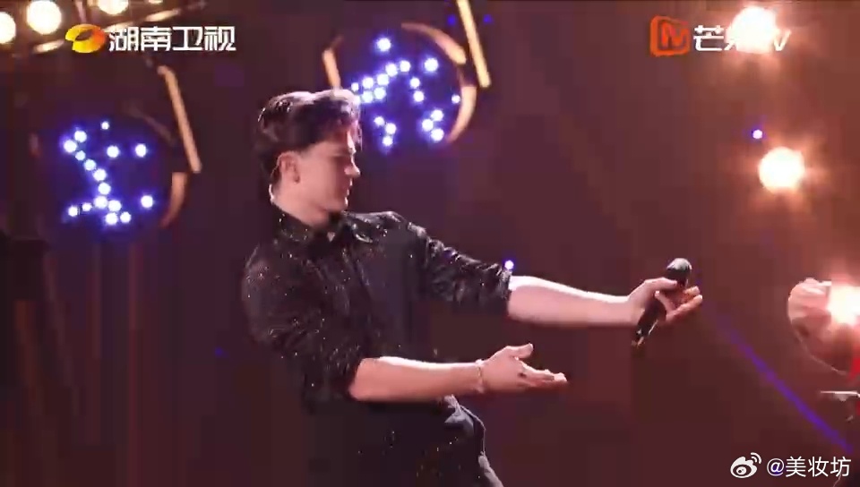 艾略特谢谢侯明昊一直照顾他歌手2026比赛压力之下，侯明昊时常给予陪伴与宽慰，艾