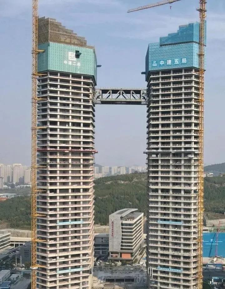 济南最高的双塔高楼上了连廊，连廊中间有个大洞，估计后期会安装上玻璃。


这两座