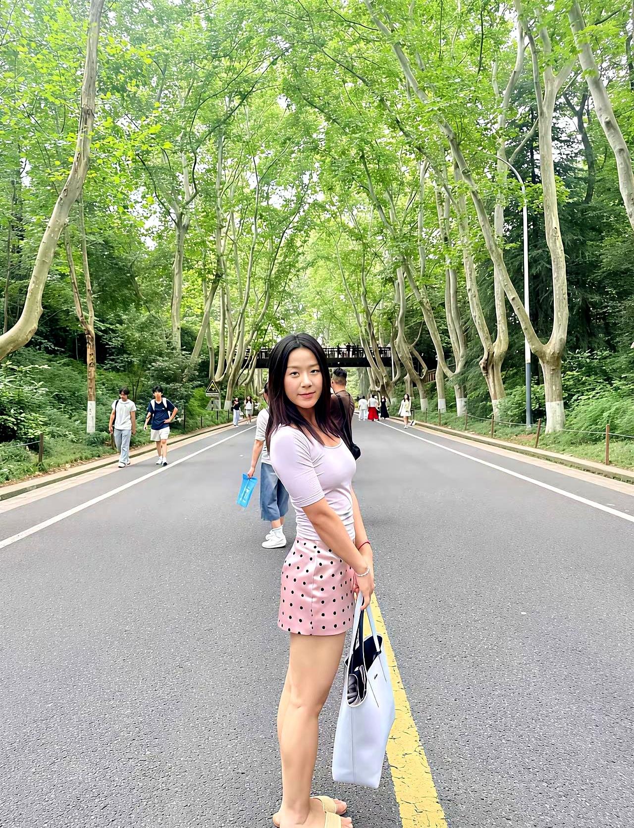 那条路到底有什么魔力？
一眼看过去，心里就冒出一句：好想去逛逛。
记得是某处大学