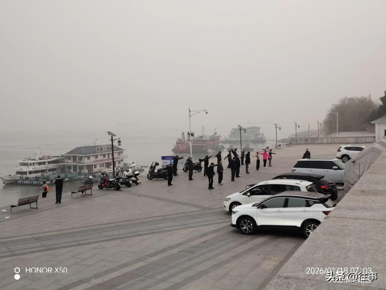 晒图笔记大赛2026年1月18日长江岸边晨练冬泳爱好者准备活动