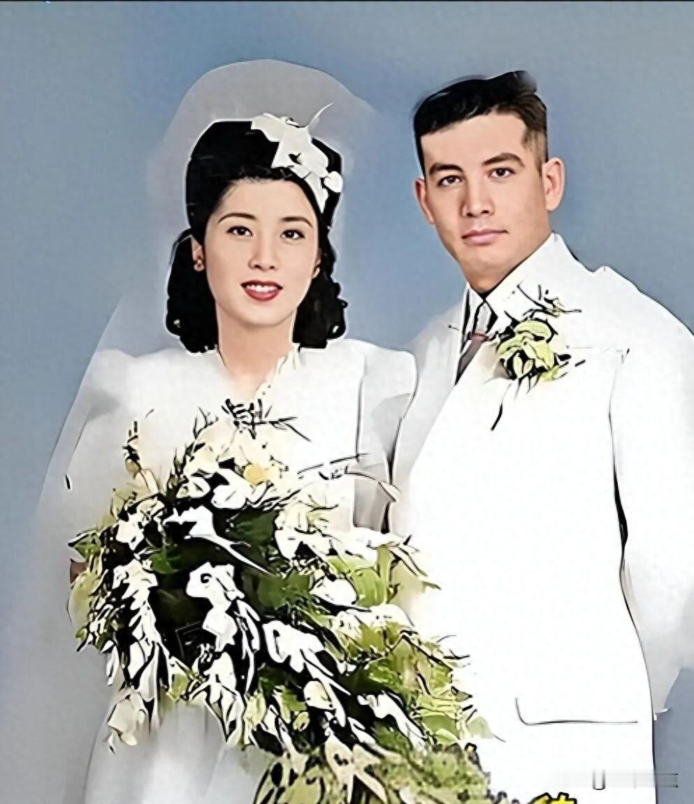 她从17岁美到93岁，却只用了三年证明自己。
她17岁时的结婚照，真的绝了。瓜子