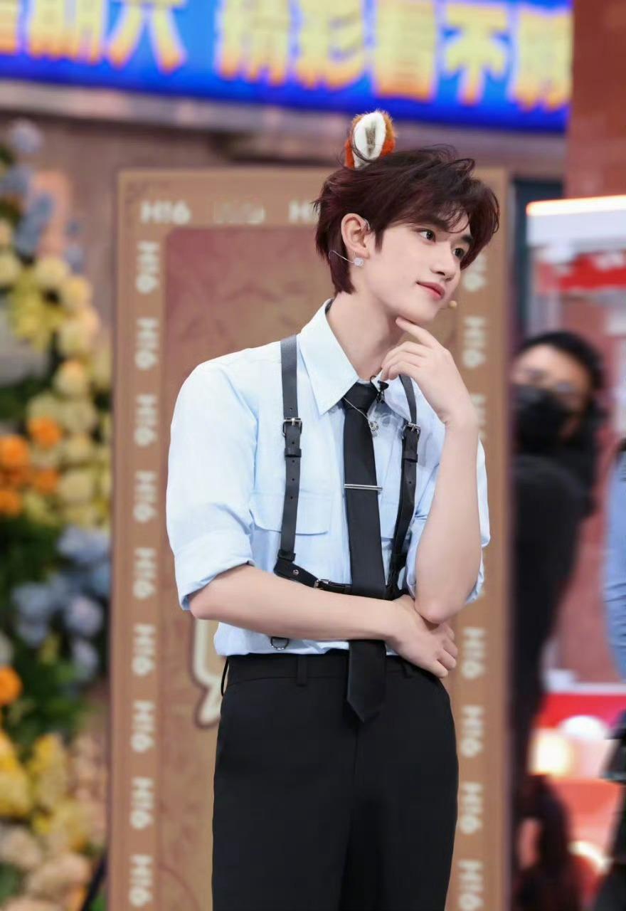 丁程鑫hi6再跳我是李飞丁程鑫在《你好星期六》大大方方跳“我是李飞”，动作一出现