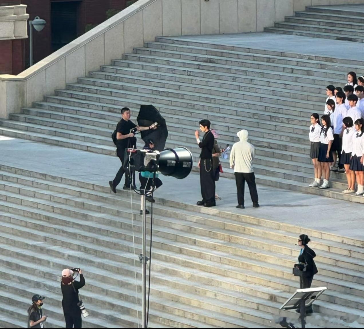 上海偶遇宋威龙拍摄，图是糊的，脸是帅的清晰的