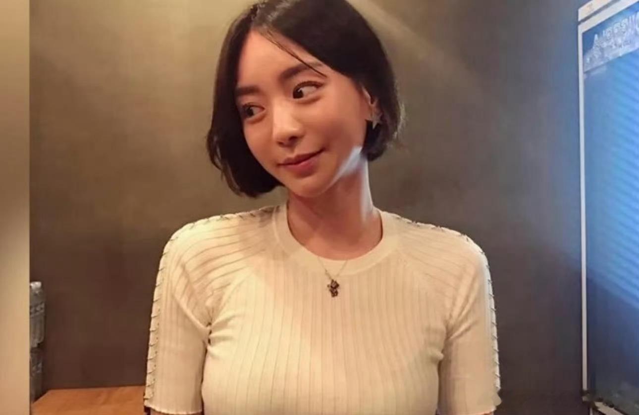 黄荷娜可不是普通富二代，她是韩国南洋乳业创始人的外孙女，标准的财.阀三代。按理说