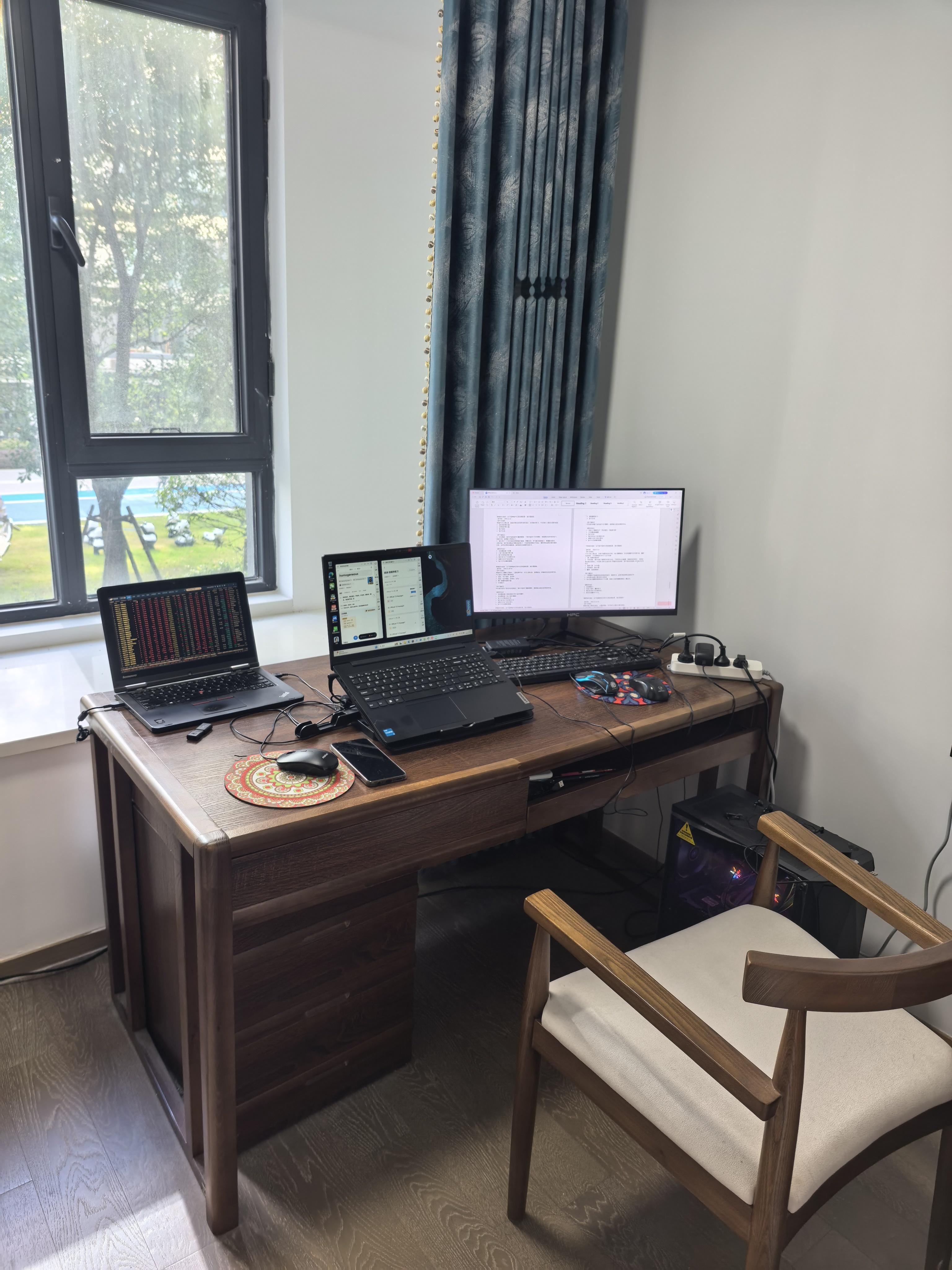 我超喜欢书房，每天在这里看书，能看到窗外，特别是在有太阳的日子里，心情好极了我明