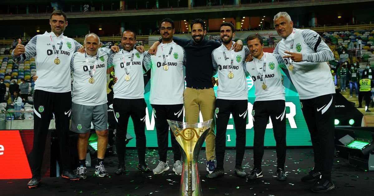 【阿莫林或将带5人团队去曼联】阿莫林在最新的发布会上确认，将带自己在里斯本竞技的