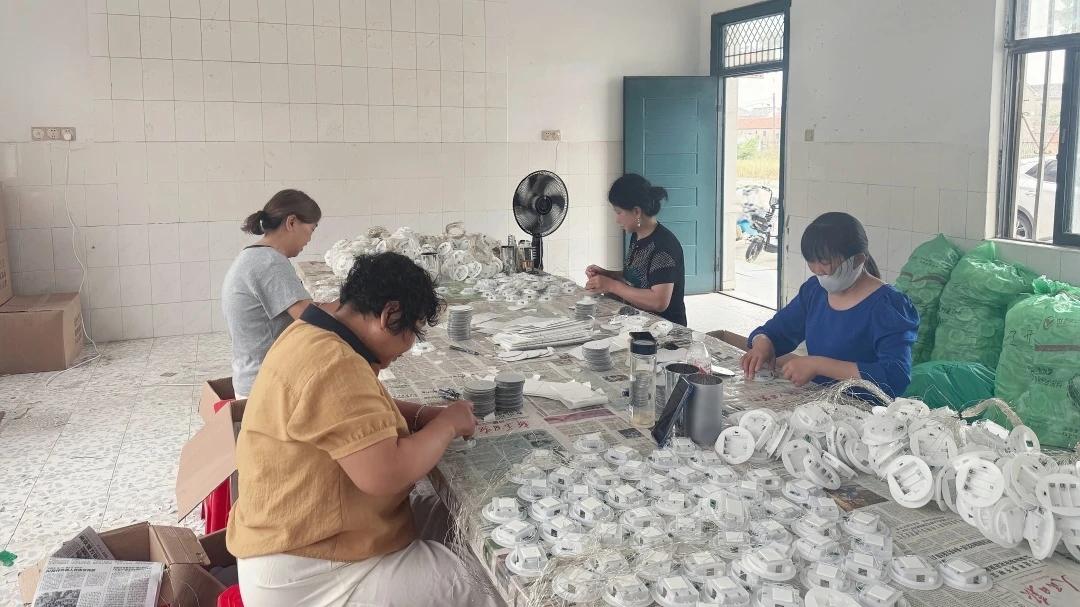 宝应水泗社区！小车间撑起群众家门口共富路
宝应射阳湖镇水泗社区盘活闲置幼儿园场地