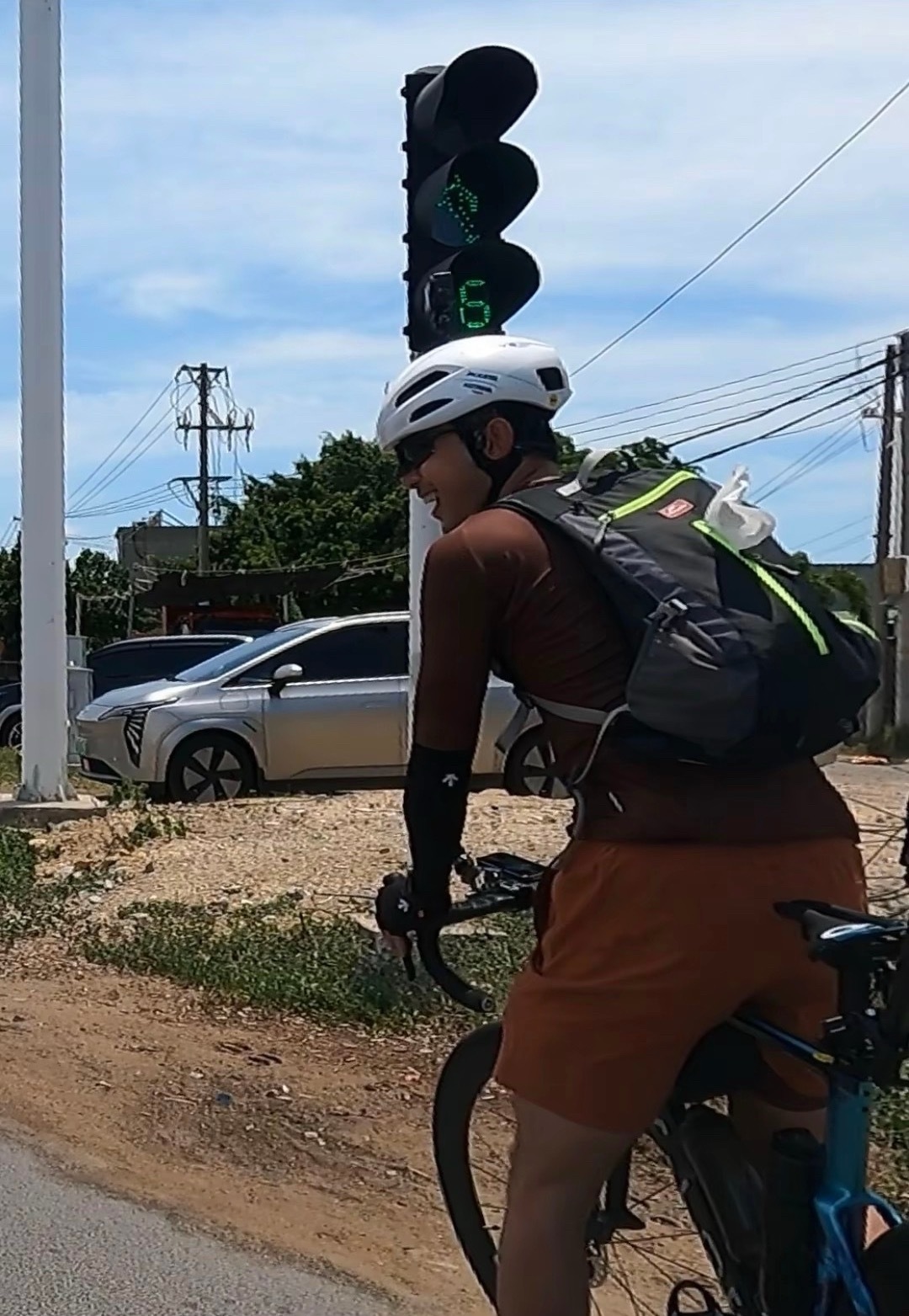 吴磊高温骑行被晒分层了让我康康是孩子先白回来还是这个素材超级丰富的骑有此理海南篇