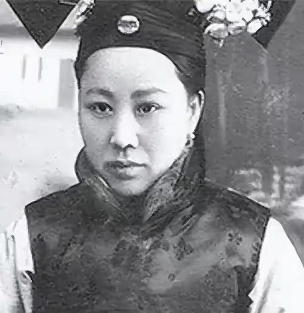 1906年的冬天，河北河间的北风跟刀子似的刮过光秃秃的庄稼地。王焦氏抱着怀里刚满