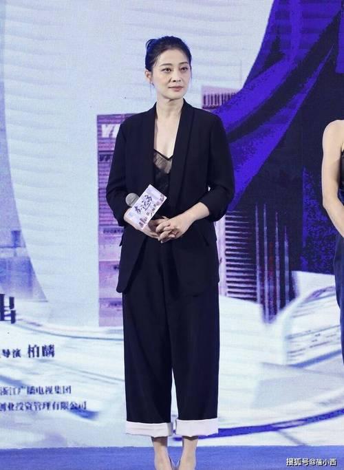 梅婷身穿黑色皮衣亮相，剪裁利落、肩线挺括，质感高级又不失温柔。简约版型弱化凌厉感