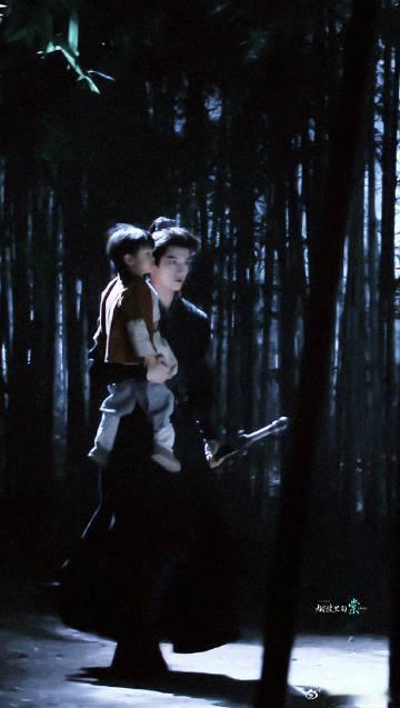 何与抱娃赛道这一块 洗去一身的疲惫，躺在他的怀里，就像是躲进了一个温暖的小世界，