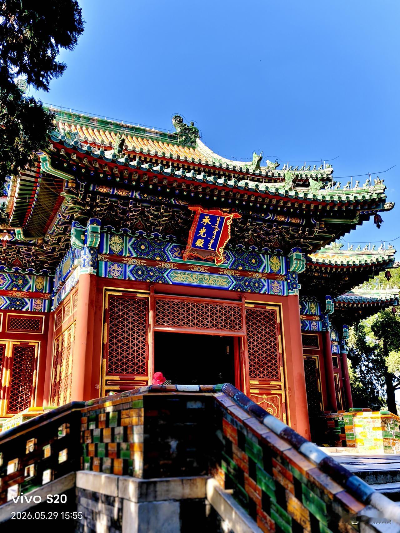 昨天下午去了北海公园的团城，团城在北海公园的南门，还没进北海公园。门票一元，是北