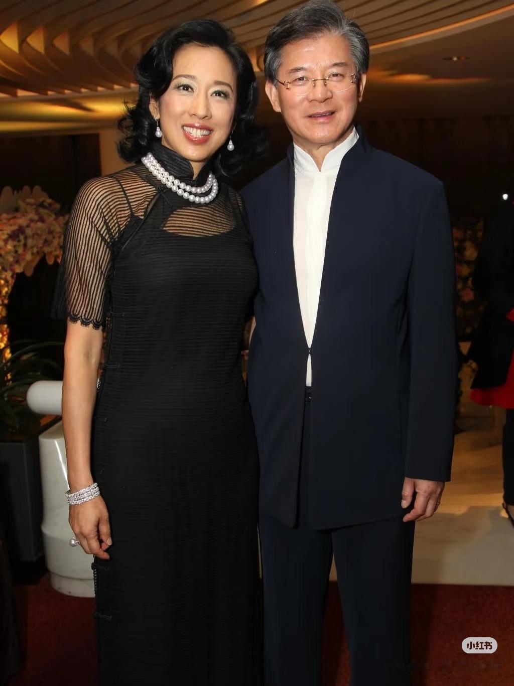 看了朱玲玲和霍震霆宴会同框握手的照片， 瞬间就对朱玲玲起了敬意！ 不管外界怎么说