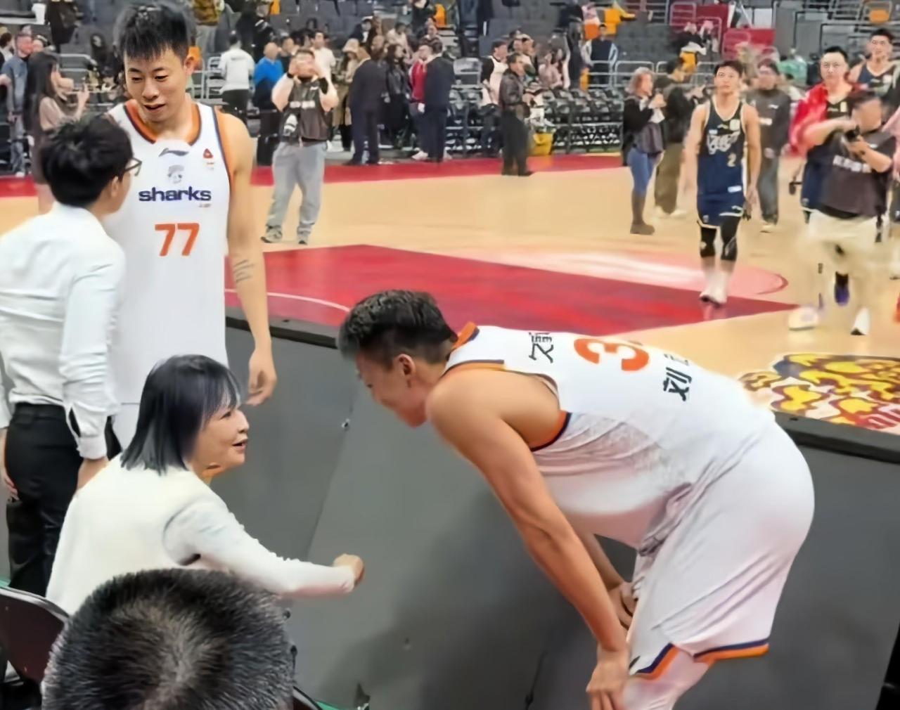 昨晚，广东队主场不敌上海，比赛结束后，却出现了温情时刻，上海队的球员刘礼嘉主动走