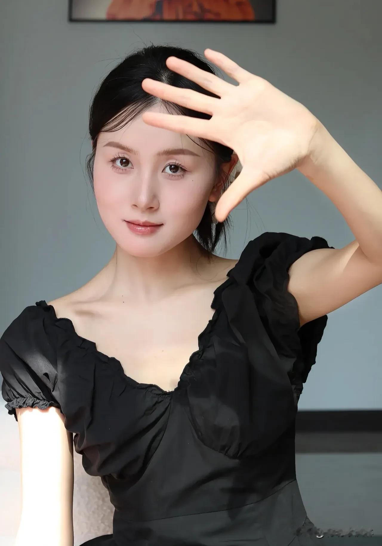 黑色穿搭，气质瞬间拉满  
经典黑自带高级感，  
简约不简单，气场全开！