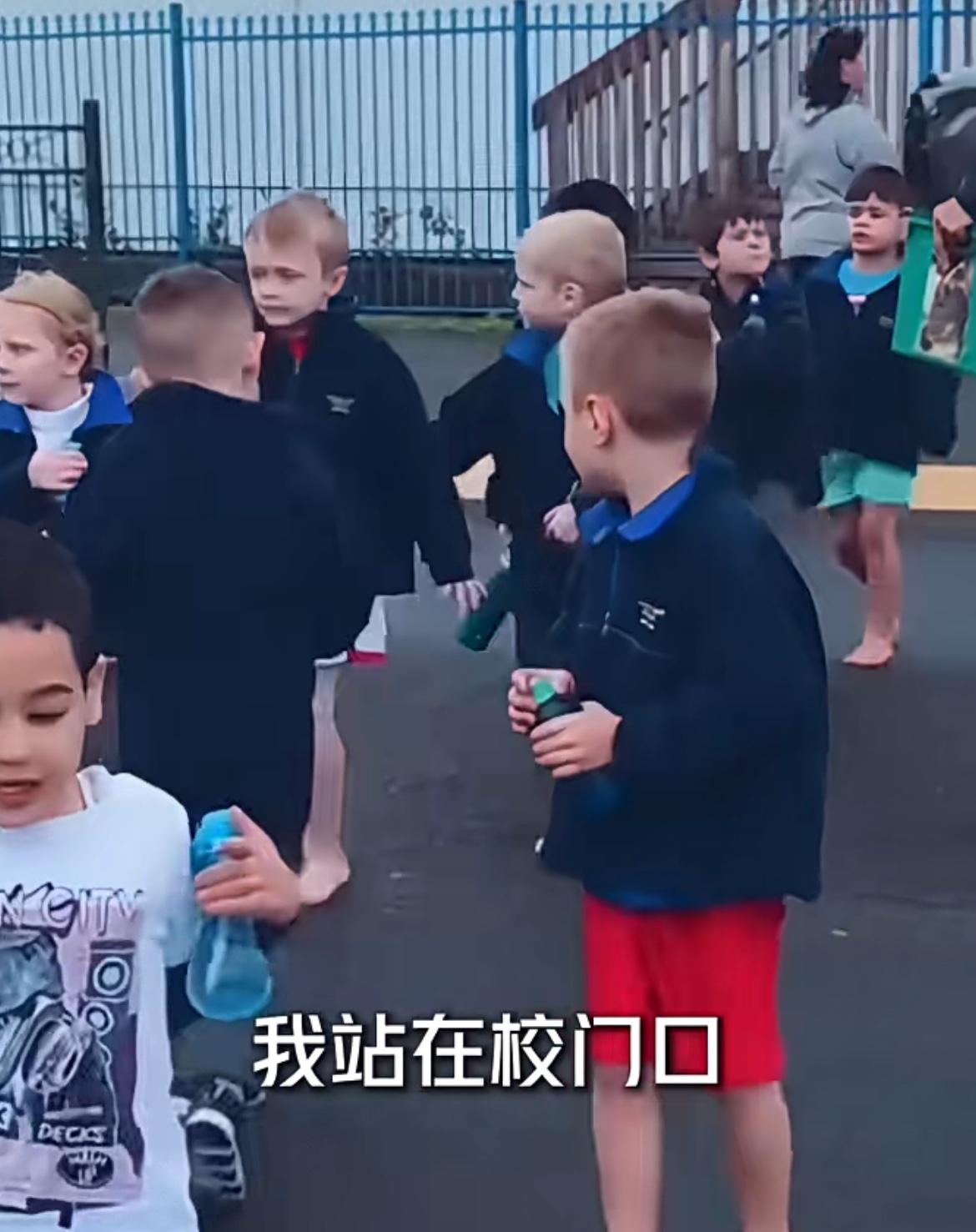 “孩子冬天穿短裤冻得腿发红，但他学会了忍耐”润人真的不管孩子S活，大冬天的都下雪