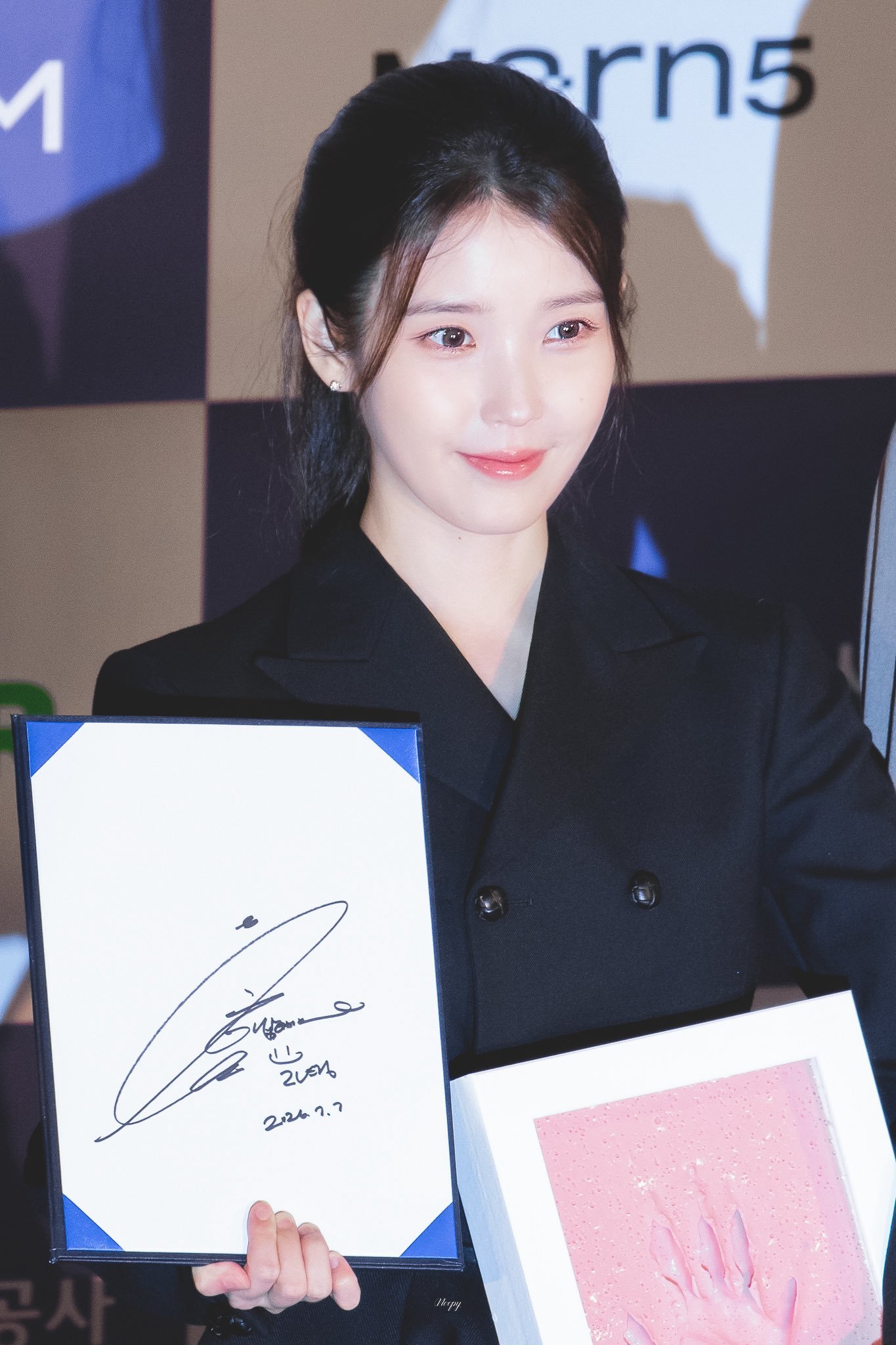 IU  ❤️IU韩国第一女solo 260707 IU第5届青龙系列奖手印活动高