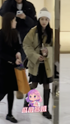 卢昱晓疑似找代拍再度撕开代拍产业链乱象，代拍既侵犯艺人隐私又扰公共秩序。呼吁理性