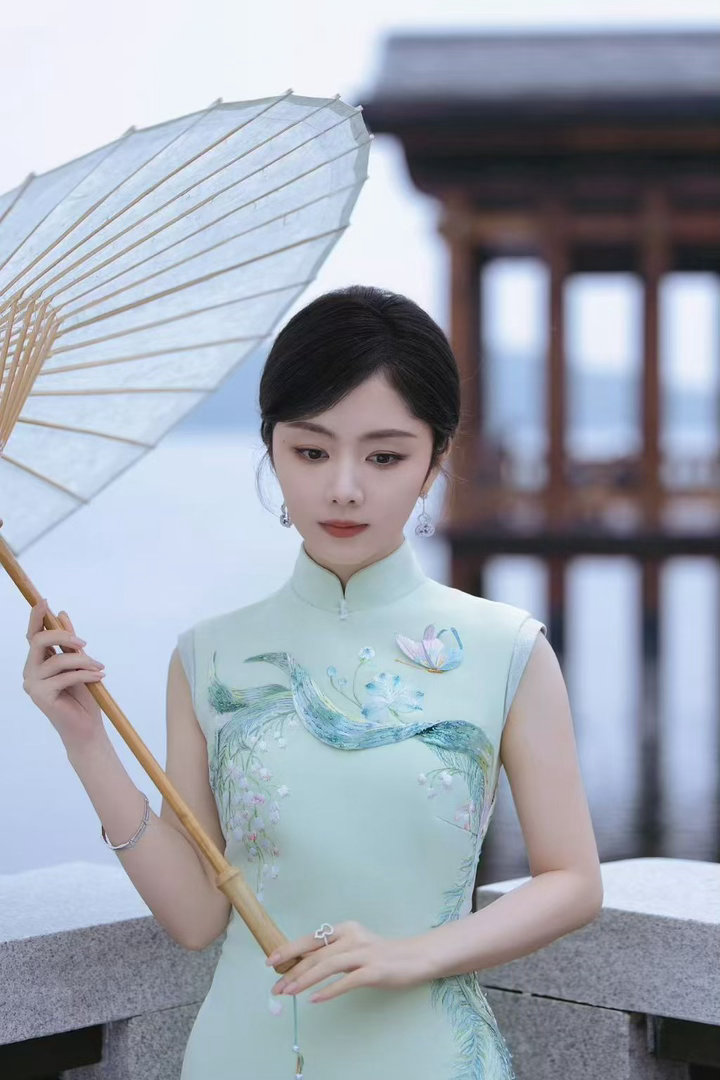 谭松韵新剧为了活命改头换面 谭松韵这次挑战的角色跨度好大，前期是娇贵嫡女，中间成