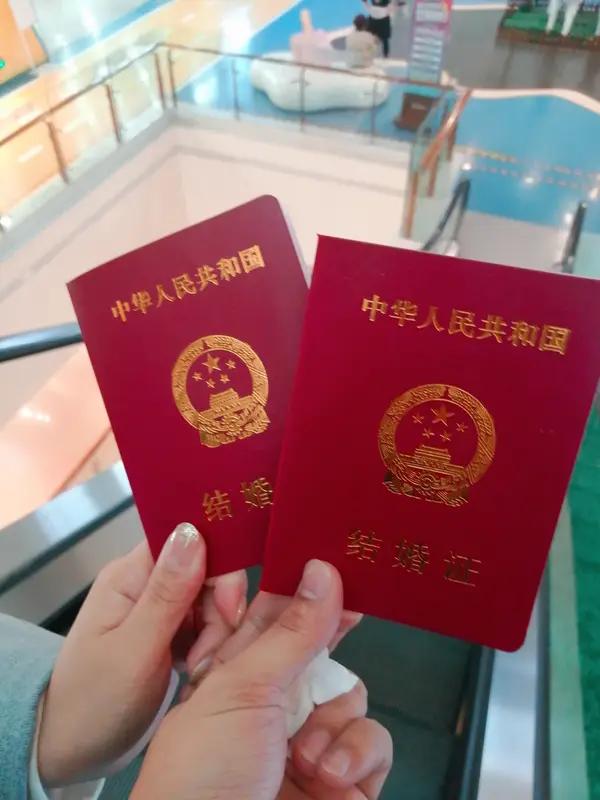 领证回家改口叫妈 婆婆反应亮了 领证回家改口叫妈这事儿，真的太有戏剧性了。有位姐