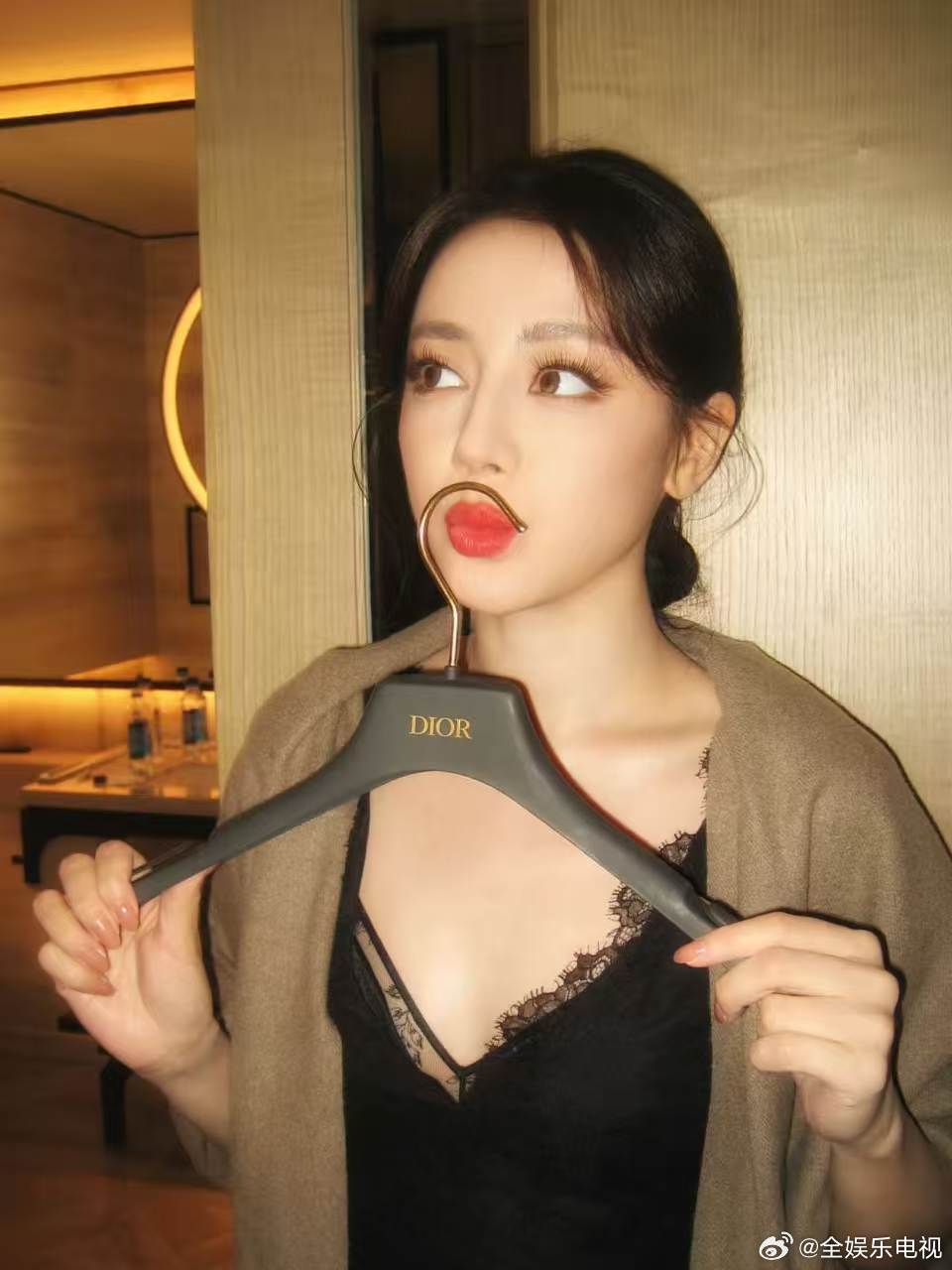 想变成热巴手上的衣架此刻想变成迪丽热巴的衣架迪丽热巴散发光芒ing！想变成衣架，